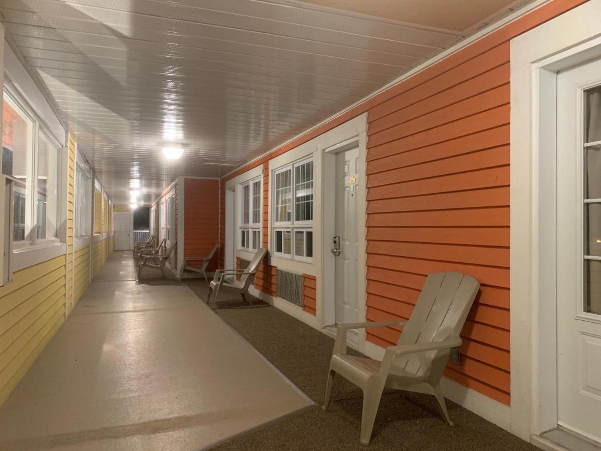 Hotel And Suites Les Laurentides Saint-Sauveur Екстер'єр фото